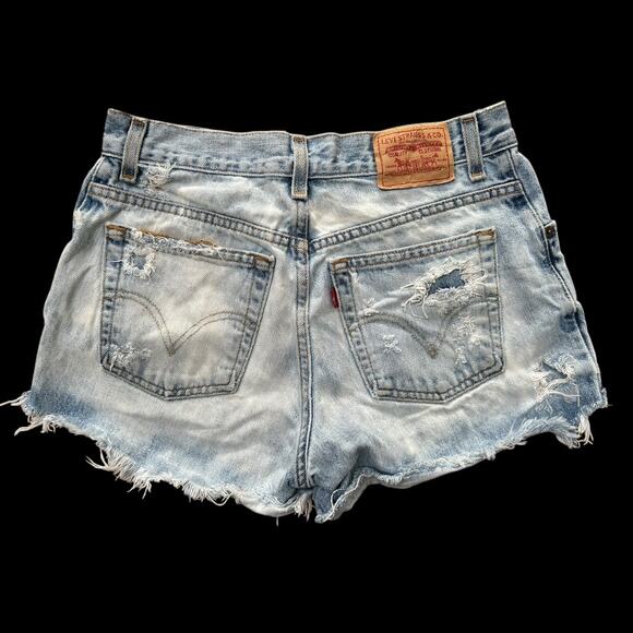 Woman’s Levi’s 550 Relaxed Tapered Frayed Stars Shorts - Picture 3 of 5